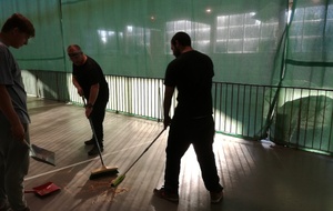 combien d'homme faut il pour balayer une salle...... au moins trois,  deux qui bossent et un qui tient la pelle:-D